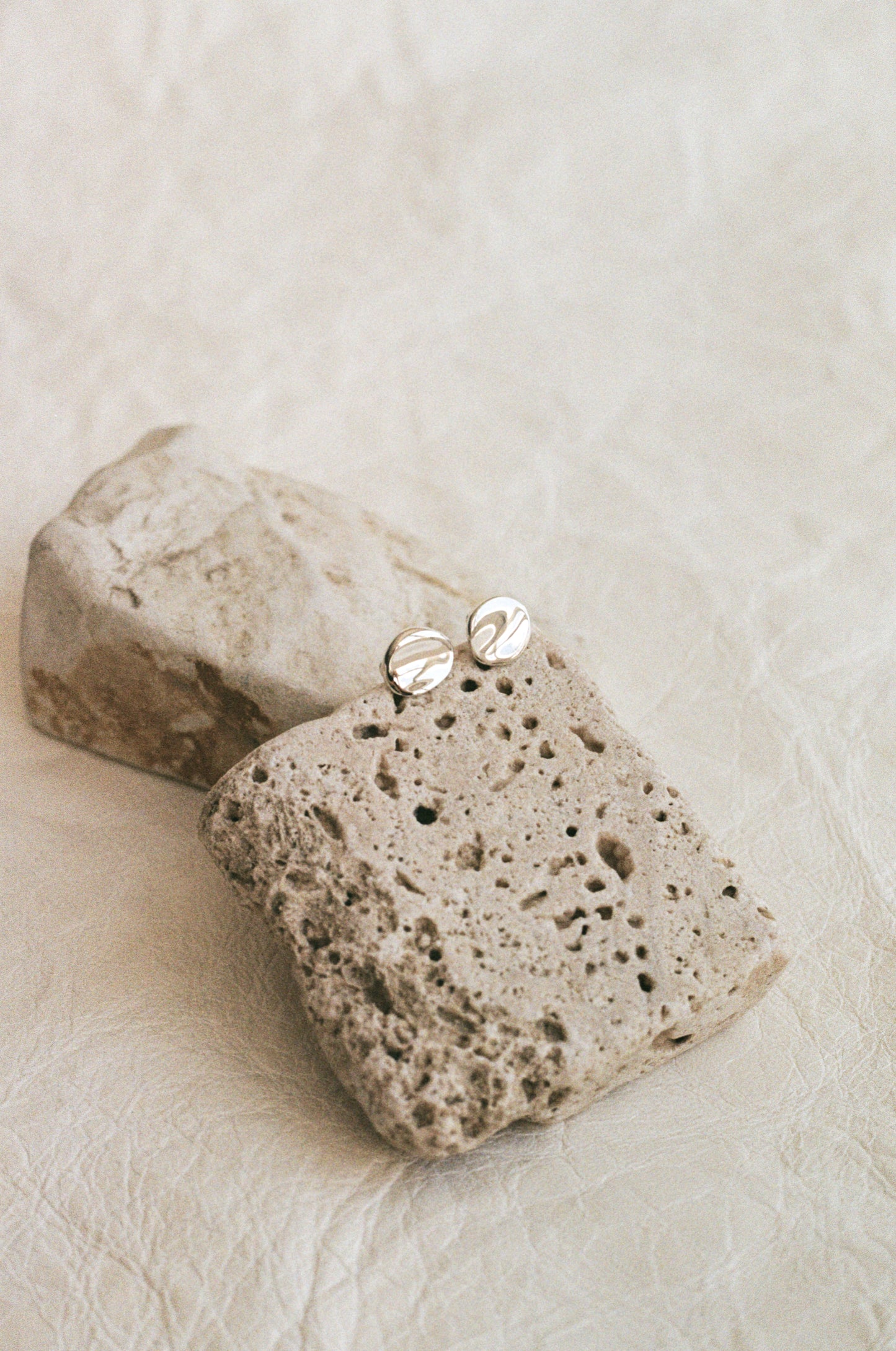 Sculpture 2 Studs, Petite